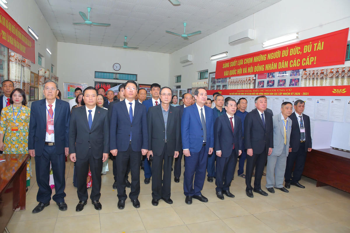 Cử tri thực hiện nghi lễ chào cờ trước khi bầu cử. Ảnh: Đình Minh