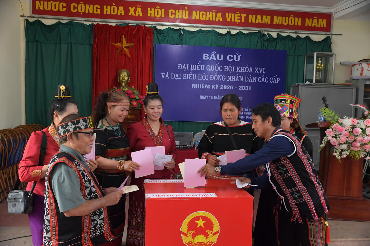 Hình ảnh đồng bào các dân tộc&nbsp; tại Làng Văn hóa - Du lịch các dân tộc Việt Nam, cùng tham gia bỏ phiếu, góp phần tạo nên bức tranh sinh động về khối đại đoàn kết toàn dân tộc trong ngày hội lớn của đất nước.