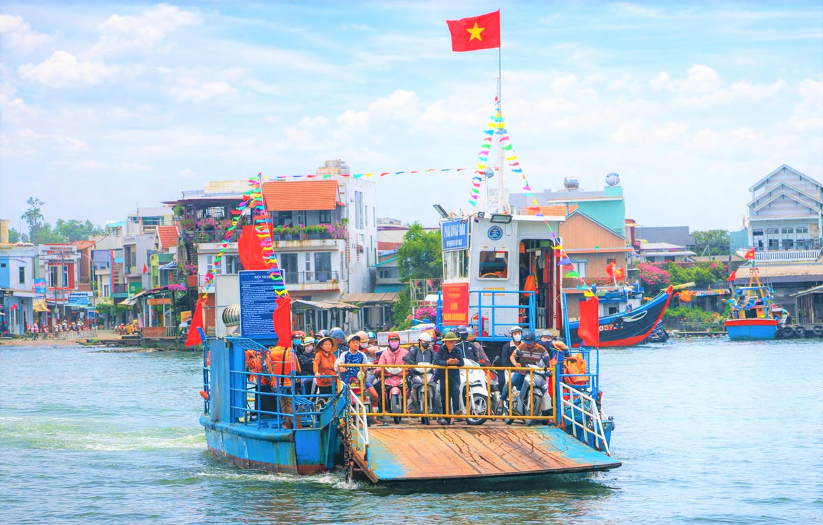 Cử tri xã đảo Tam Hải đi phà vượt sông Trường Giang đến địa điểm bỏ phiếu ở địa phương. Ảnh: Tấn Thành.