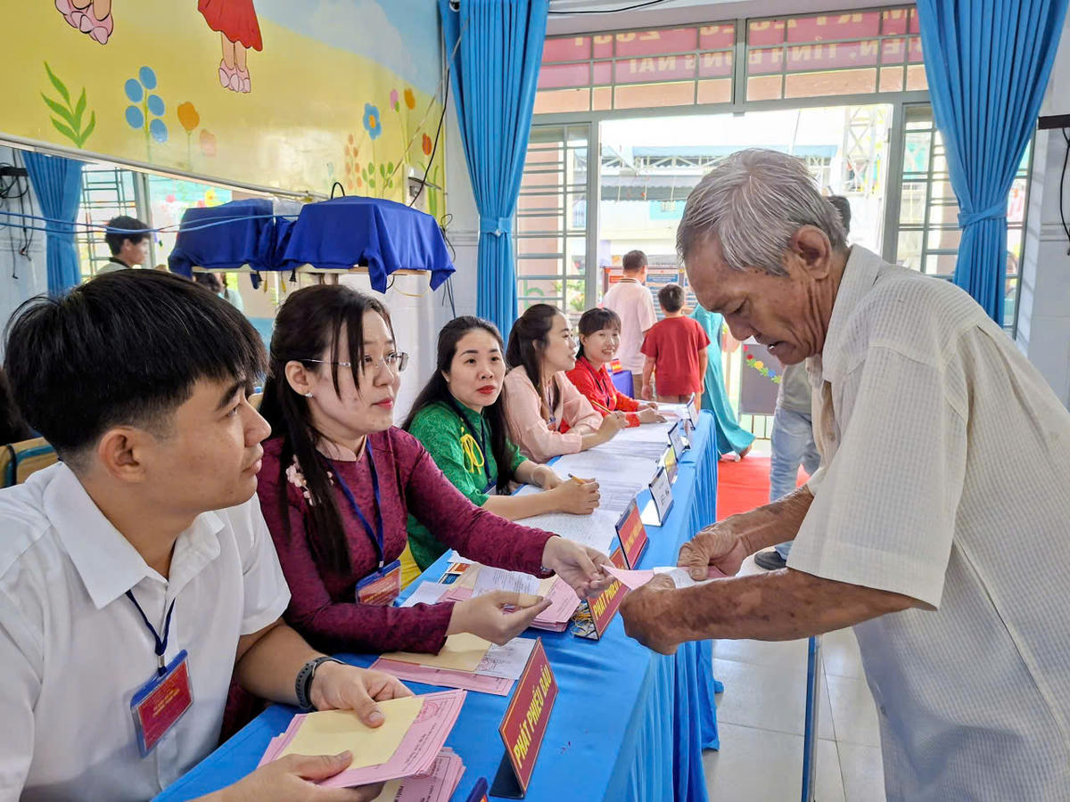 Cử tri được hướng dẫn rõ ràng thông tin bầu cử. Ảnh: S.X