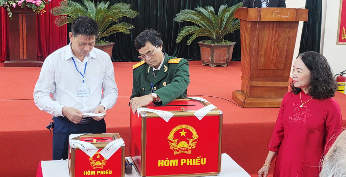 Hòm phiếu được kiểm tra và niêm phong trước giờ "G". Ảnh: Nguyễn Chung.