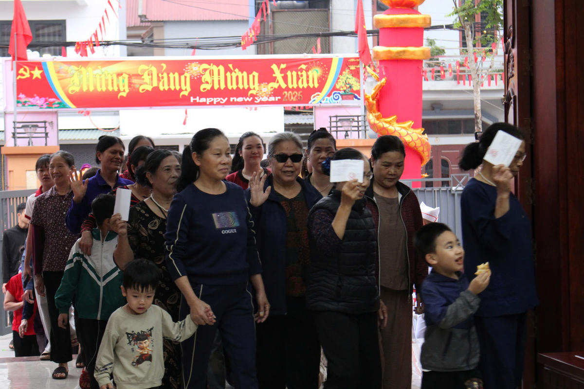 Từ sáng sớm, đông đảo cử tri ở tổ dân phố Yên Tập, phường Mỹ Hào, tỉnh Hưng Yên đã tới khu vực bỏ phiếu số 14 để thực hiện quyền, nghĩa vụ tham gia bầu cử. Ảnh: Duy Hưng