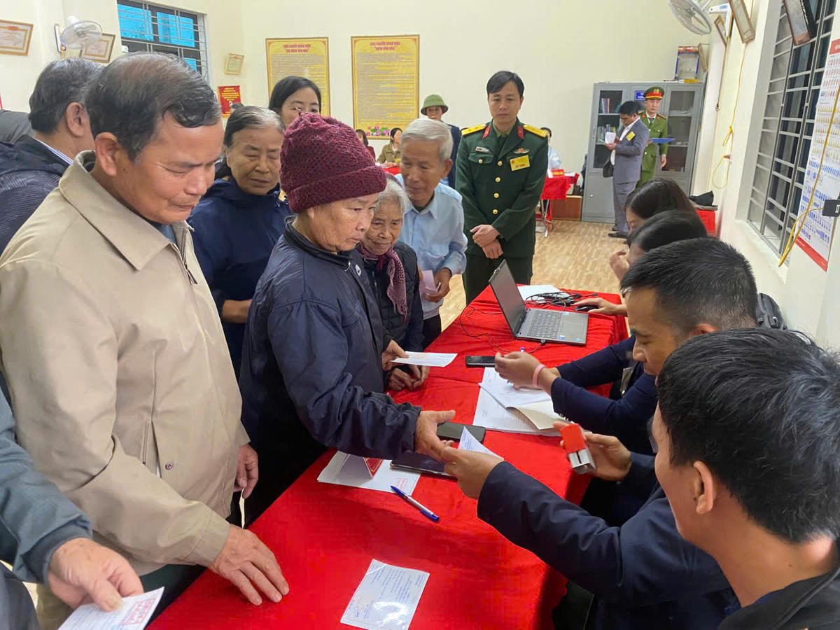 Cử tri tỉnh Hưng Yên trong ngày bầu cử 15/3. Ảnh: Duy Hưng.