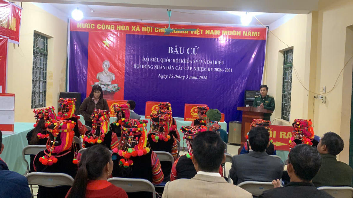 Cán bộ, chiến sĩ Đồn Biên phòng A Pa Chải tham gia bỏ phiếu bầu cử cùng nhân dân xã Sín Thầu. Ảnh: Đ.T.