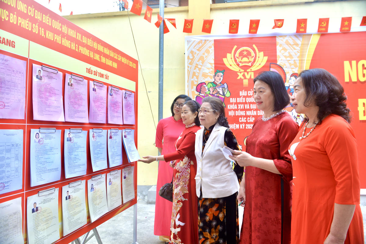 Người dân Quảng Ninh phấn khởi tham gia ngày hội bầu cử.