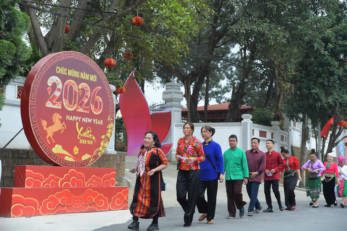 Đồng bào trong trang phục truyền thống rực rỡ cùng tham gia bỏ phiếu tạo nên bức tranh sinh động về tinh thần đoàn kết của cộng đồng 54 dân tộc Việt Nam.