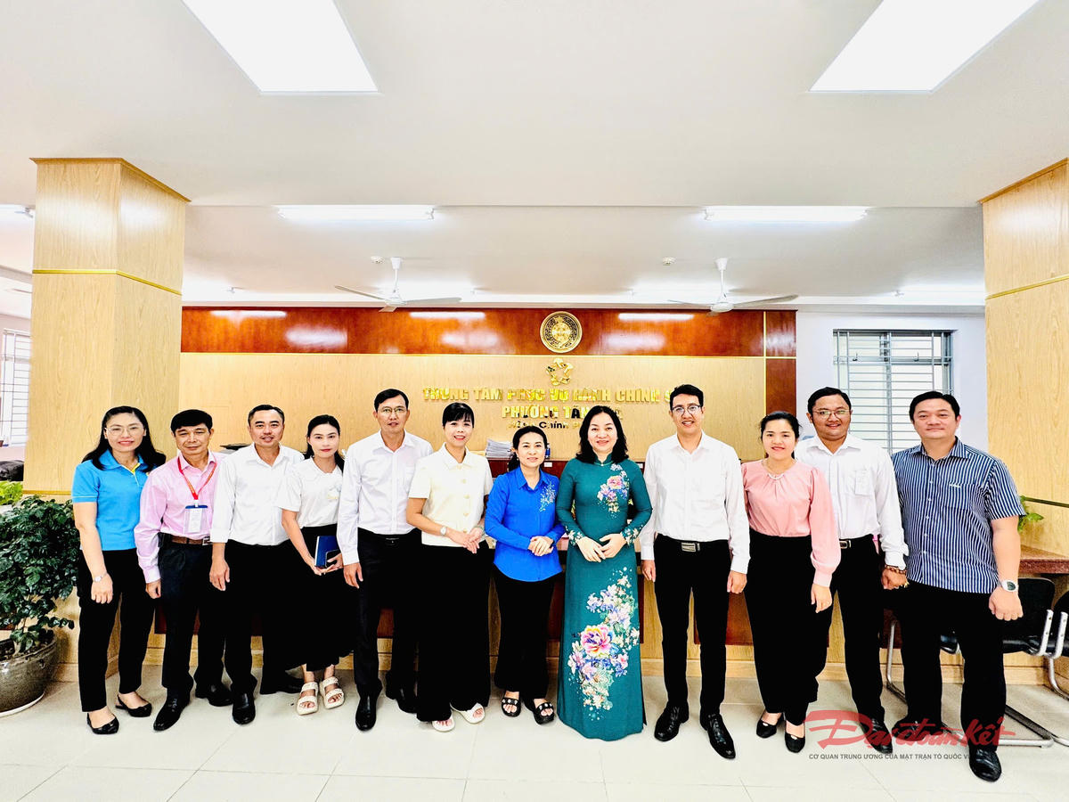 Đoàn kiểm tra chụp ảnh lưu niệm cùng các lãnh đạo, công chức, viên chức phường Tân Hoà. Ảnh: Hồng Phúc.