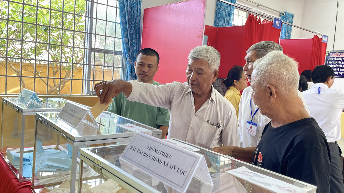 Người dân ấp Phước Hưng 1 thực hiện quyền công dân. Ảnh: Đ.Xá.