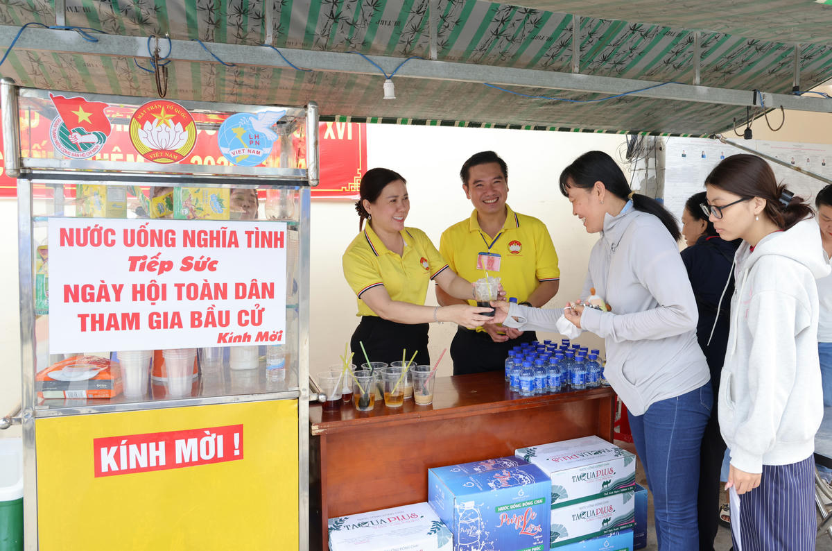 Tổ bỏ phiếu số 16, phường Ninh Kiều phục vụ nước uống miễn phí cho cử tri. Ảnh Trung Phạm&nbsp;