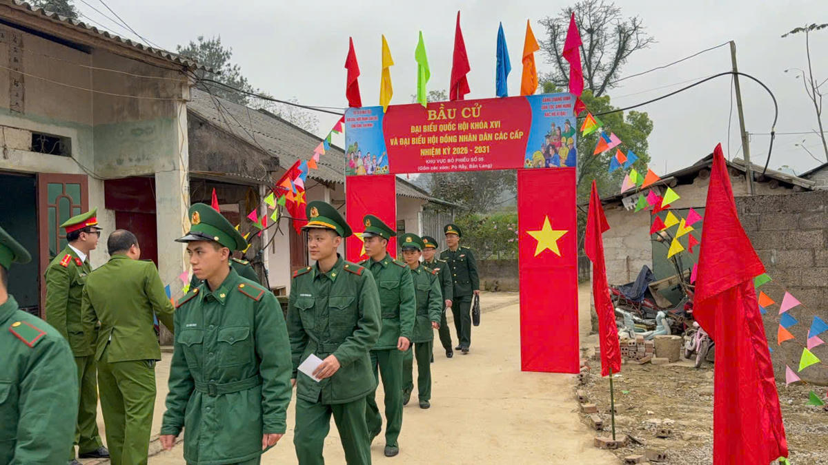 Các chiến sĩ cầm trên tay thẻ cử tri, thực hiện quyền bỏ phiếu.