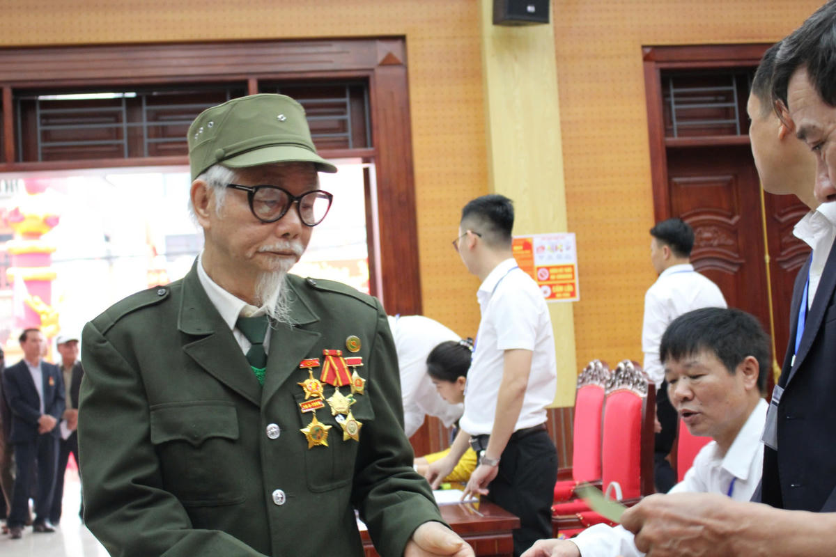 Các cử tri cao tuổi ở địa phương thực hiện các thủ tục trước khi bỏ phiếu. Ảnh: Duy Hưng.