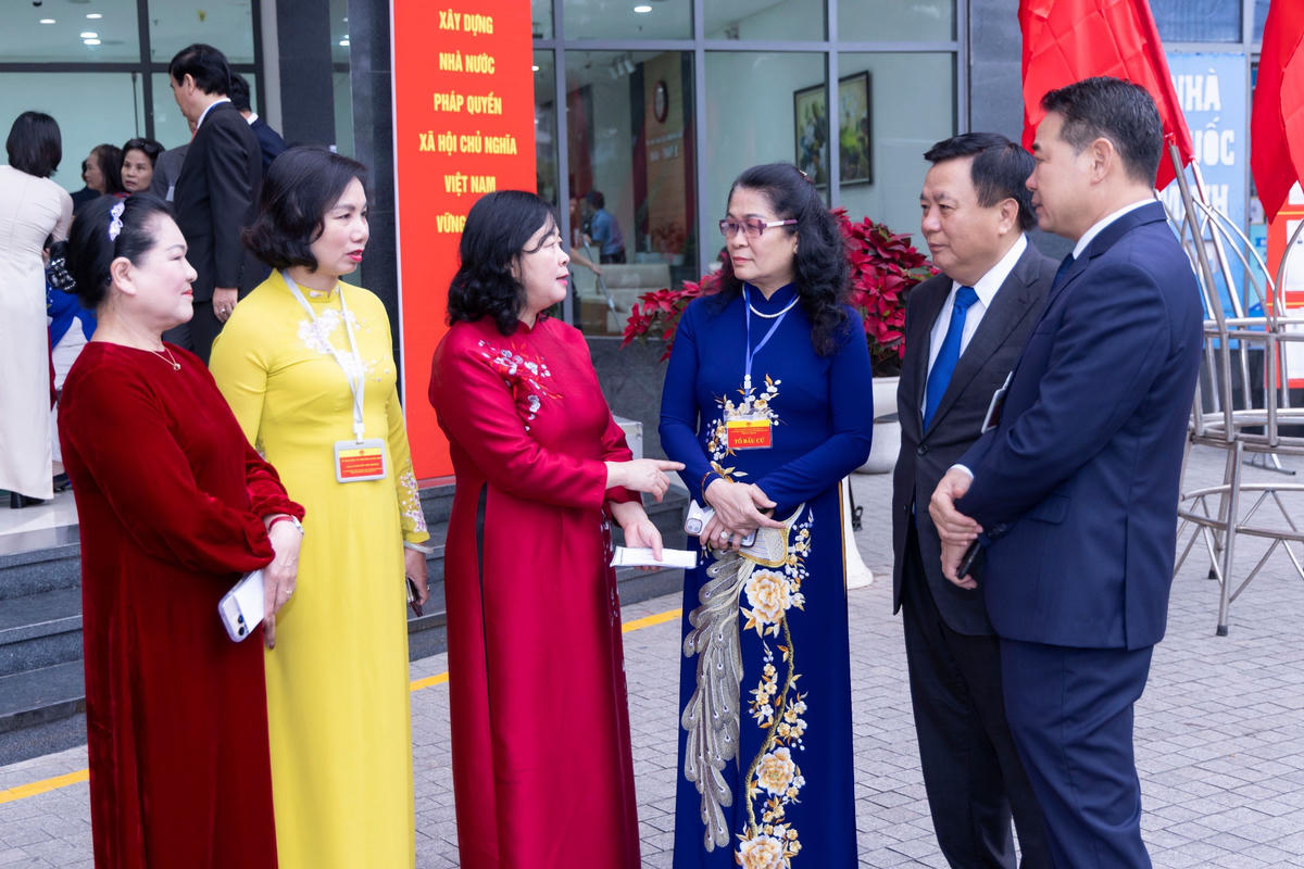 Chủ tịch Bùi Thị Minh Hoài và các đại biểu trao đổi bên lề với cử tri và nhân dân&nbsp;tổ dân phố số 9 và 10 phường Xuân Đỉnh. Ảnh: Quang Vinh.