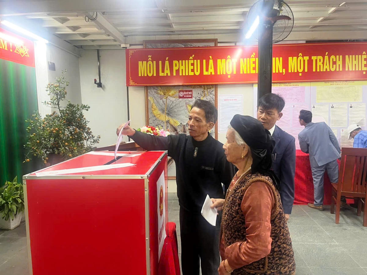 <font dir="auto" style="vertical-align: inherit;"><font dir="auto" style="vertical-align: inherit;">Các cử tri cao tuổi được hỗ trợ bỏ phiếu một cách nhiệt tình. Ảnh: Nguyễn Chung.</font></font>