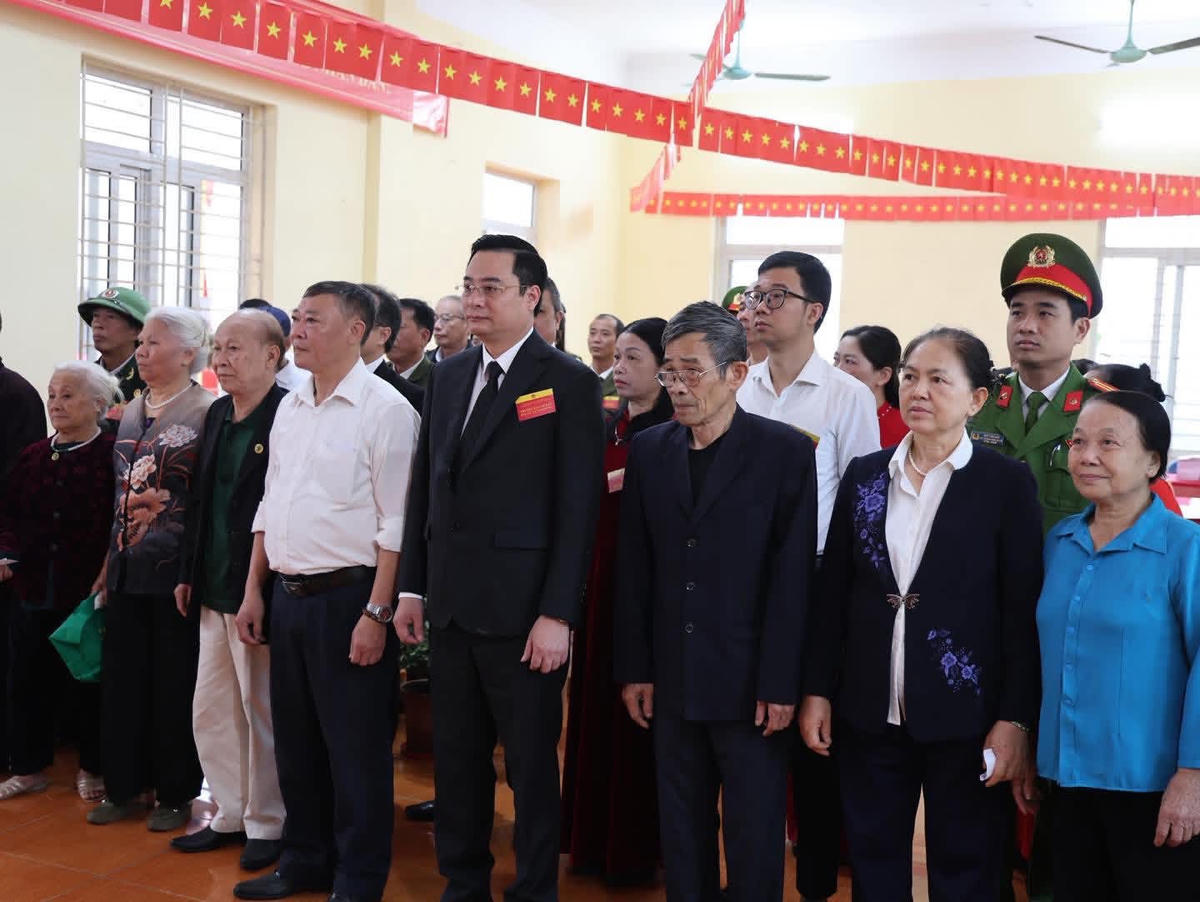 Bí thư Đảng uỷ, Chủ tịch HĐND xã Tam Hưng Bùi Văn Sáng dự khai mạc bầu cử tại khu vực bỏ phiếu số 21, nhà văn hoá thôn Bạch Nao. Ảnh: TL