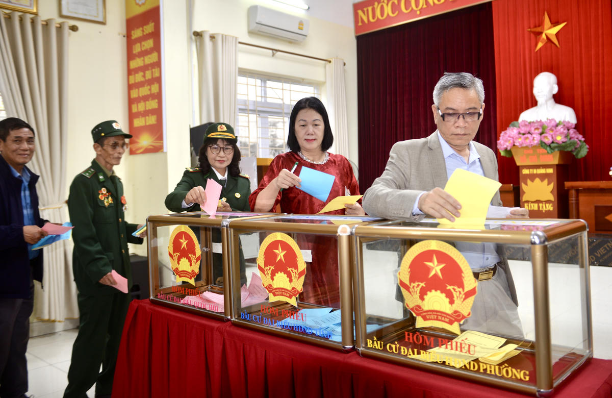 Nhân dân&nbsp;phường Hạ Long bỏ phiếu bầu cử.