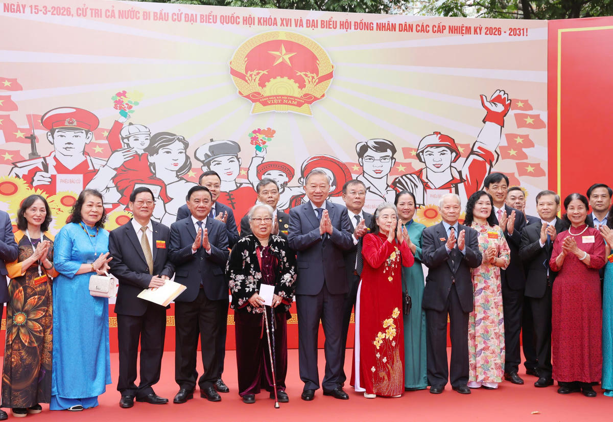  Tổng Bí thư Tô Lâm cùng các đại biểu và cử tri tại Khu vực bỏ phiếu số 2 phường Ba Đình, TP Hà Nội. Ảnh: Viết Chung