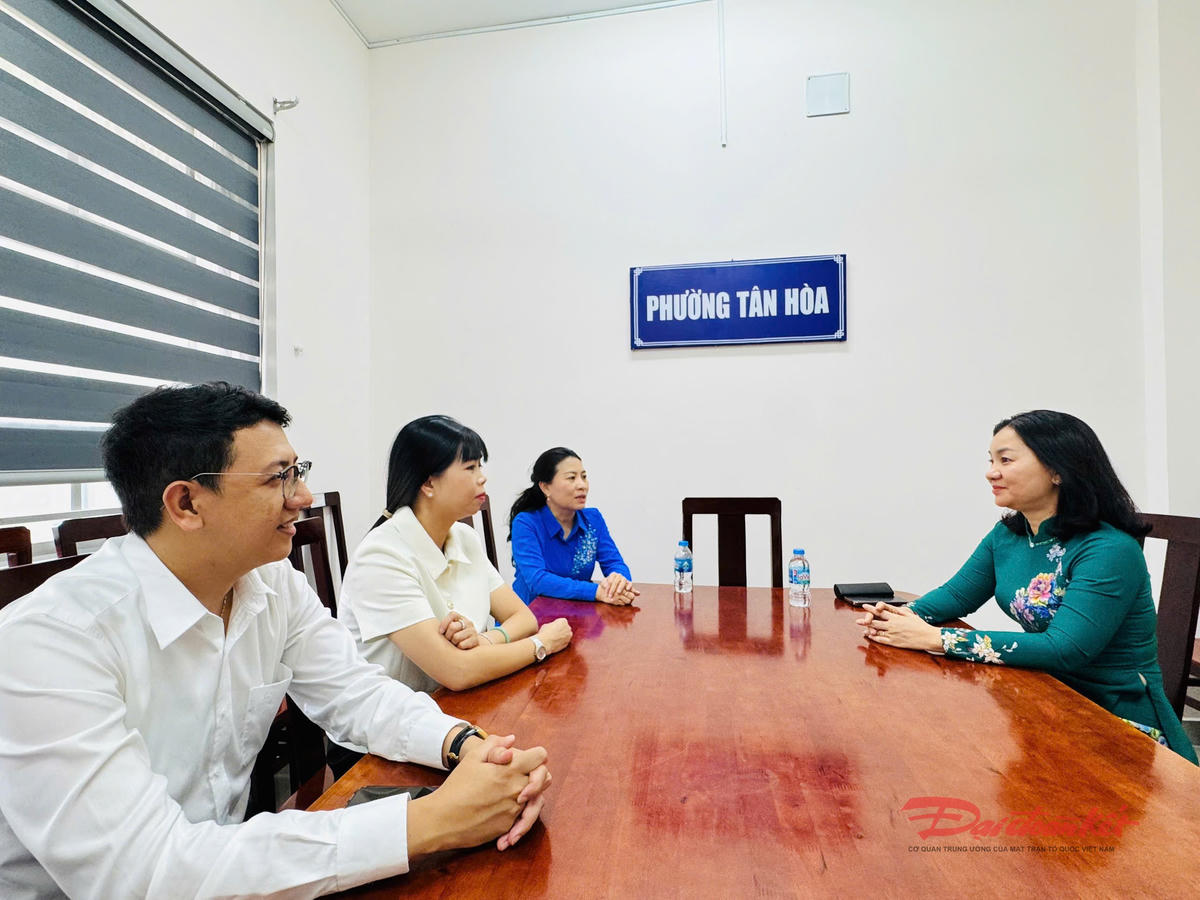 Quang cảnh buổi kiểm tra và động viên lực lượng tổ chức công tác bầu cử ở phường Tân Hoà. Ảnh: Hồng Phúc.