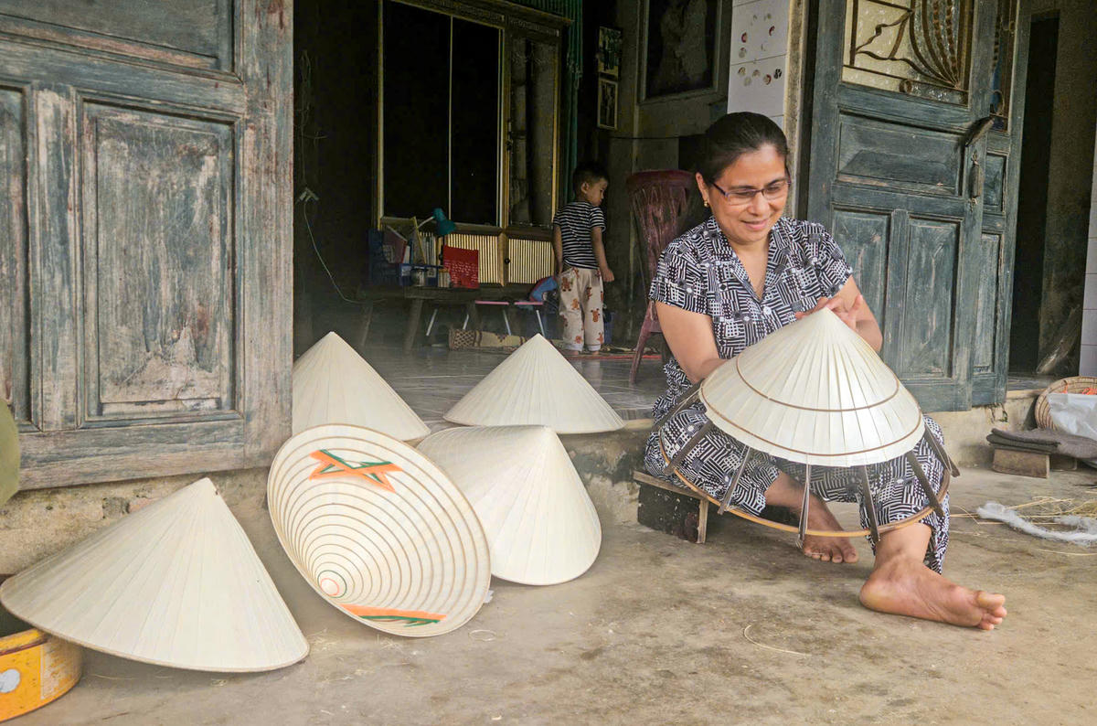 Nghề làm nón đã gắn bó với gia đình chị&nbsp;Đỗ Thị Hà từ nhiều năm nay. Ảnh: Cẩm Kỳ