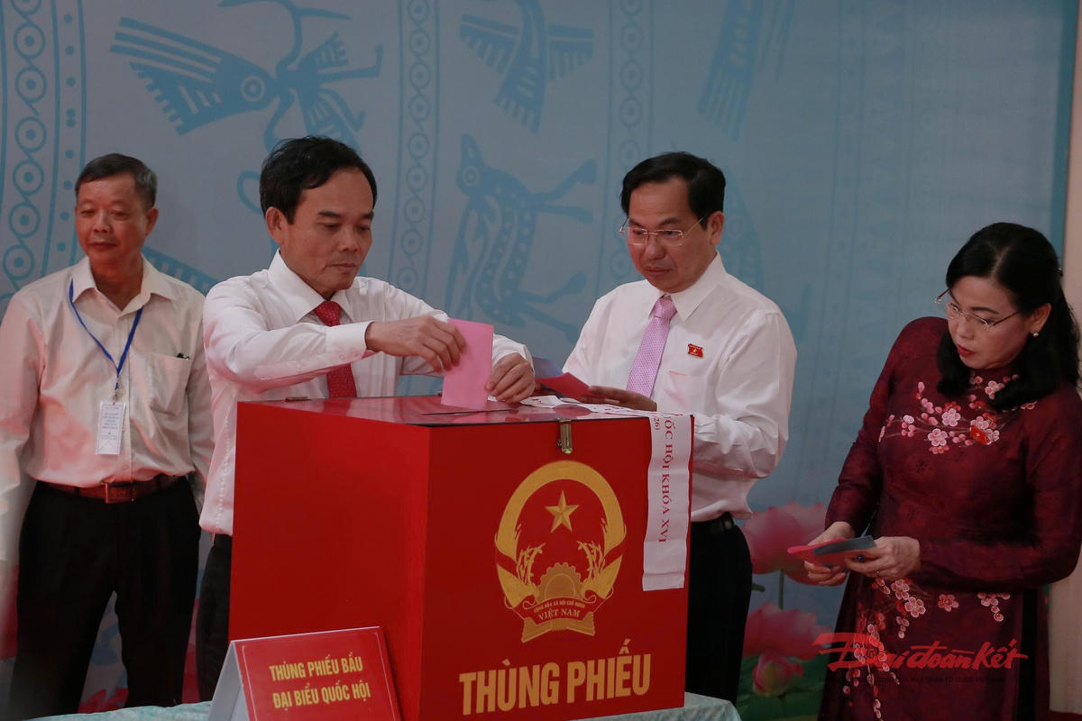 Cùng tham gia điểm bỏ phiếu xã Hóc Môn có Uỷ viên Bộ Chính trị, Bí thư Thành uỷ TP Hồ Chí Minh Trần Lưu Quang. Ảnh: Hồng Phúc.