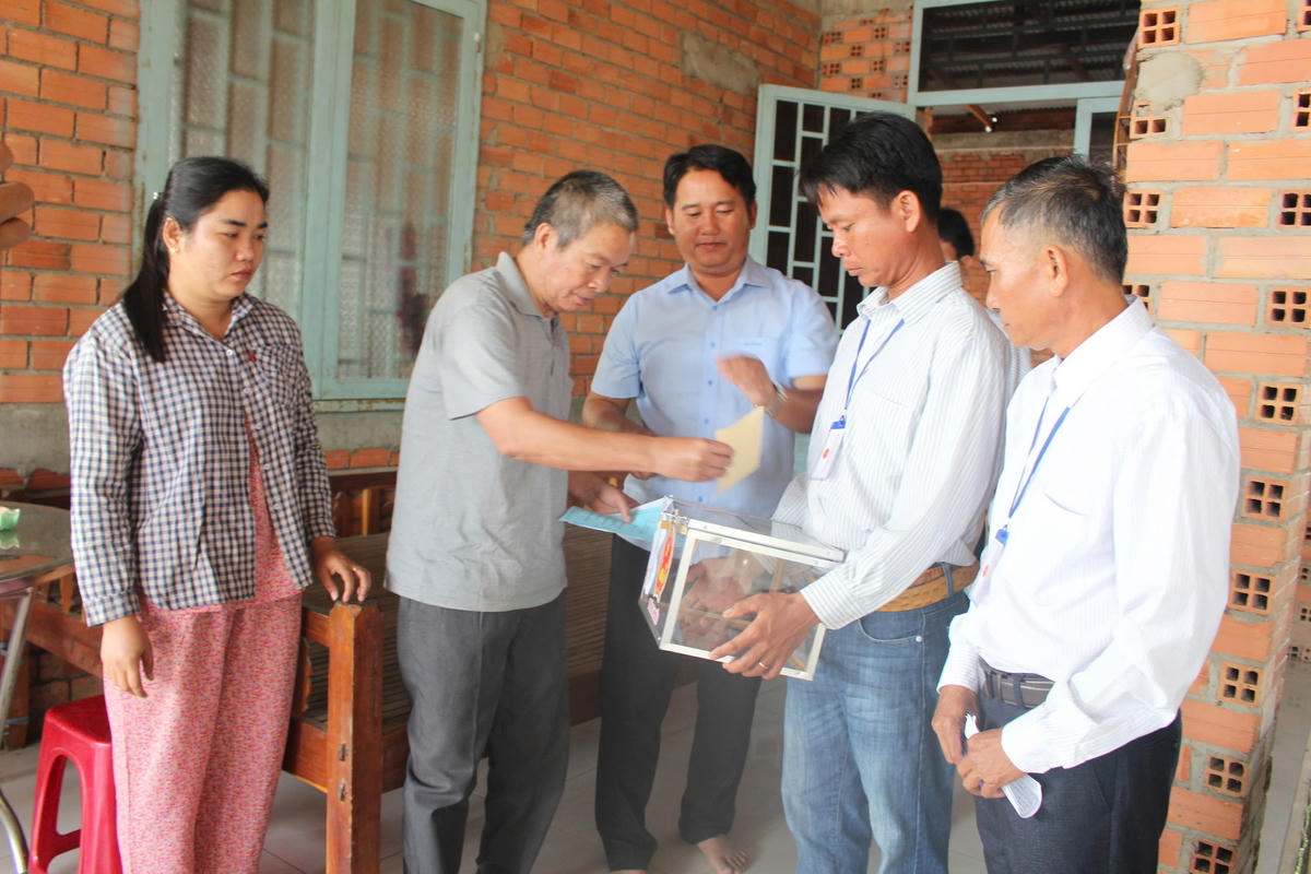 Những lá phiếu bầu đặc biệt ở nhà nhưng vẫn tuân thủ nghiêm quy định bầu cử. Ảnh: Tr.Trung.