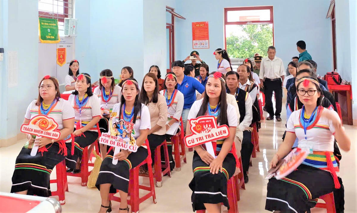 Cử tri người đồng bào Co, xã Trà Liêng có mặt từ sớm tại điểm bỏ phiếu. Ảnh: Nguyễn Tín.