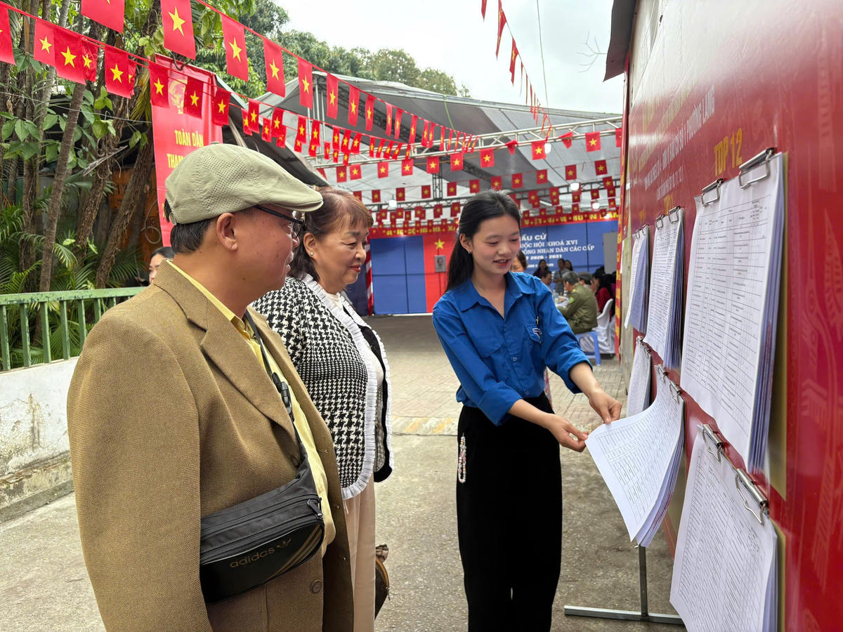 Sinh viên Học viên Thanh thiếu niên Việt Nam hỗ trợ công tác bầu cử tại phường Láng, TP. Hà Nội.