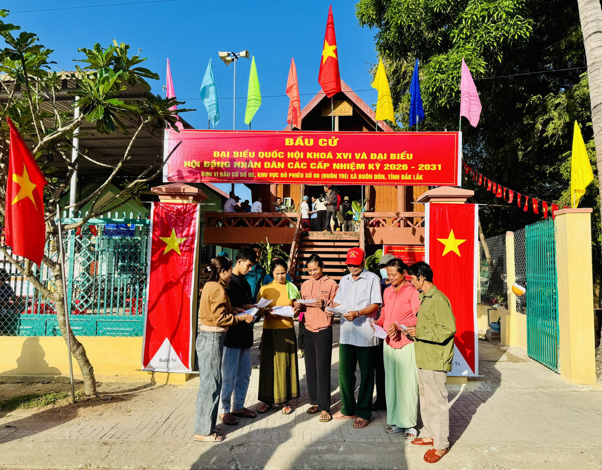 Từ sáng sớm bà con xã biên giới Buôn Đôn đã có mặt tại các điểm bầu cử. Ảnh: Thanh Nga.