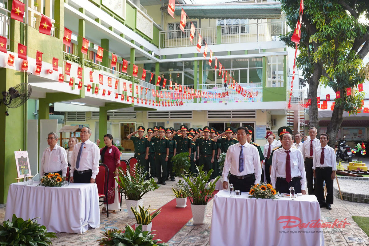 Nhiều nguyên lãnh đạo Đảng, Nhà nước, Mặt trận Tổ quốc Việt Nam bỏ phiếu bầu cử tại TP Hồ Chí Minh