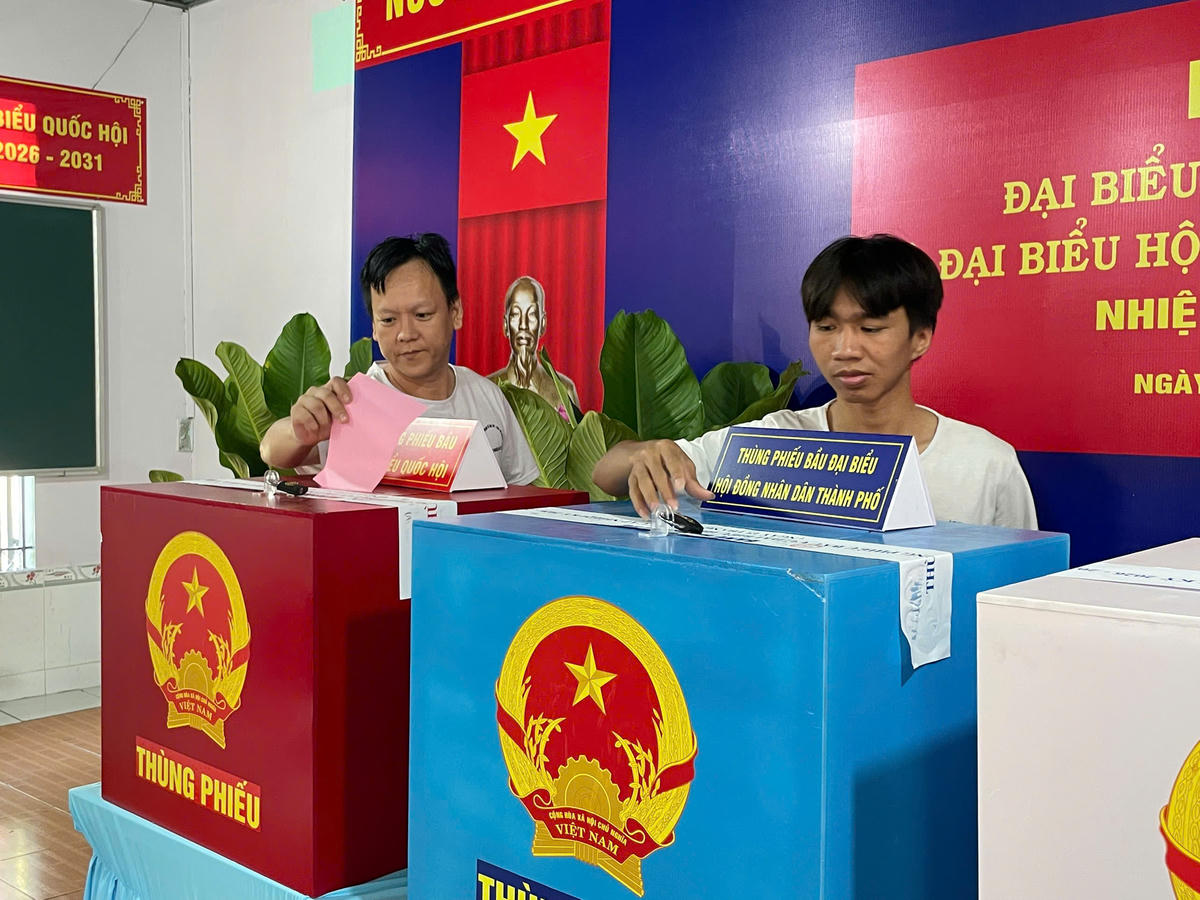 Cử tri tham gia bỏ phiếu bầu cử. Ảnh: Công an cung cấp.