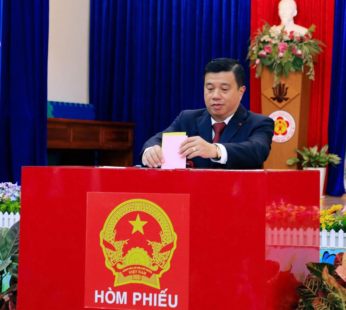 Ông Y Thanh Hà Niê Kđăm, Bí thư Tỉnh ủy, Trưởng Đoàn ĐBQH khóa XV tỉnh Lâm Đồng, bỏ phiếu tại Khu vực bỏ phiếu số 21, phường Xuân Hương - Đà Lạt.  Ảnh X.H