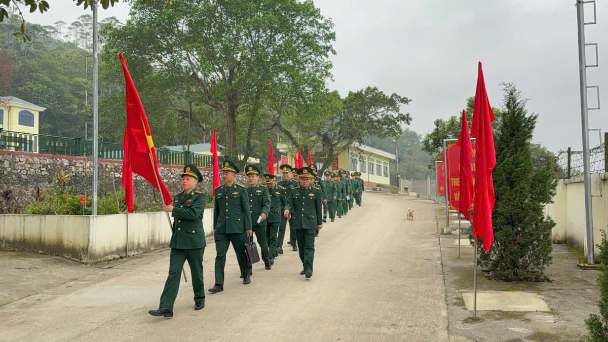 Cán bộ, chiến sĩ Đồn biên phòng cửa khẩu Trà Lĩnh di chuyển đến Khu vực bỏ phiếu số 5, xóm Bản Lang, xã Trà Lĩnh.