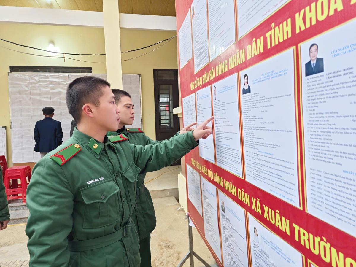 Các chiến sĩ Đồn biên phòng Xuân Trường đọc tiểu sử các ứng viên để lựa chọn những người xứng đáng nhất.