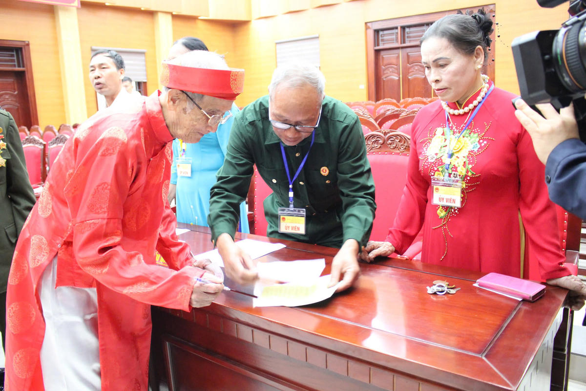 Cử tri là người cao tuổi được ân cần hướng dẫn.