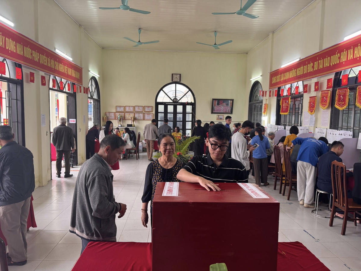 Đông đảo cử tri trong xã đã có mặt từ sớm, nô nức đến các khu vực bỏ phiếu để thực hiện quyền và nghĩa vụ công dân của mình. Ảnh: T.L. 