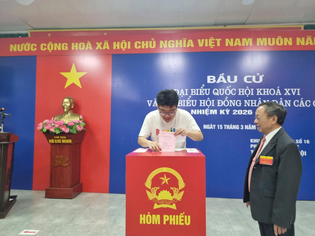 Đúng 7h sáng, tại khu vực Bầu cử số 16, phường Hoàng Liệt (Hà Nội), người dân đã nô nức đi bầu cử, thực hiện nghiêm túc quyền và nghĩa vụ công dân. Cử tri Bùi Lê Minh Quang (sinh năm 2003) hiện đang là nhân viên tập đoàn FPT đã có mặt từ sớm để tham gia bỏ phiếu. Minh Quang chia sẻ: “Trước ngày bầu cử, tôi đã dành thời gian tìm hiểu thông tin về các ứng cử viên, từ quá trình công tác, trình độ chuyên môn đến những đóng góp cho cộng đồng để có thể đưa ra lựa chọn phù hợp và có trách nhiệm hơn với lá phiếu của mình”.