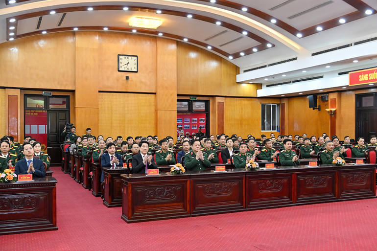 Các đại biểu, cử tri dự khai mạc tại Khu vực bỏ phiếu số 26. (Ảnh: THỦY NGUYÊN)