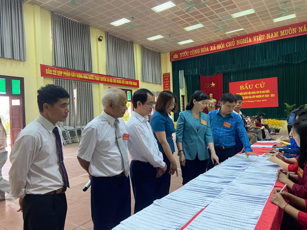 Chủ tịch Ủy ban MTTQ Việt Nam tỉnh Bắc Ninh Nguyễn Thị Hà cùng các đại biểu tại tổ bầu cử số 10, xã Gia Bình.