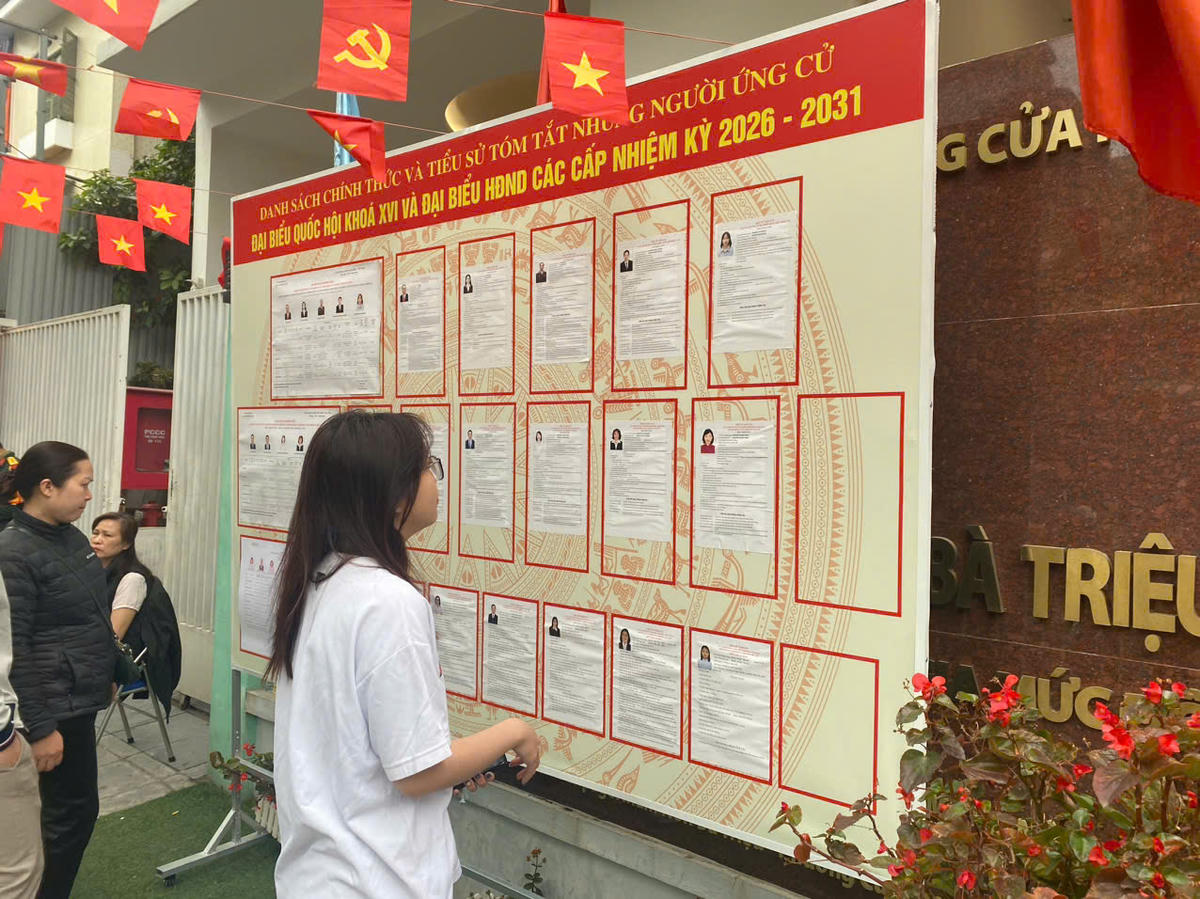 Có mặt tại khu vực bỏ phiếu số 07 (65 Bà Triệu, phường Cửa Nam, Hà Nội) lúc 8h sáng 15/3, cử tri trẻ Hồ Anh Minh, sinh viên Trường Đại học Bách khoa Hà Nội (sinh năm 2005) cho biết: “Trước đây, tôi chỉ biết đến việc bầu cử qua lời người lớn kể hoặc hoặc theo dõi trên báo chí, truyền hình. Năm nay được trực tiếp tham gia, tôi mới cảm nhận rõ ràng hơn ý nghĩa của quyền công dân. Lá phiếu tuy nhỏ nhưng mang theo trách nhiệm lớn, bởi mỗi lựa chọn của cử tri đều góp phần quyết định những người đại diện cho ý chí, nguyện vọng của nhân dân”.