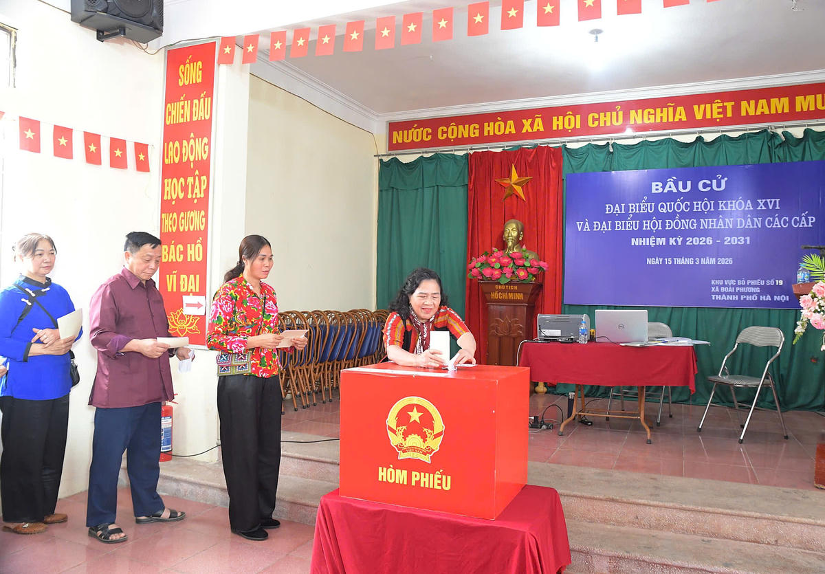 Khoảnh khắc bà con đồng bào bỏ lá phiếu vào hòm phiếu.