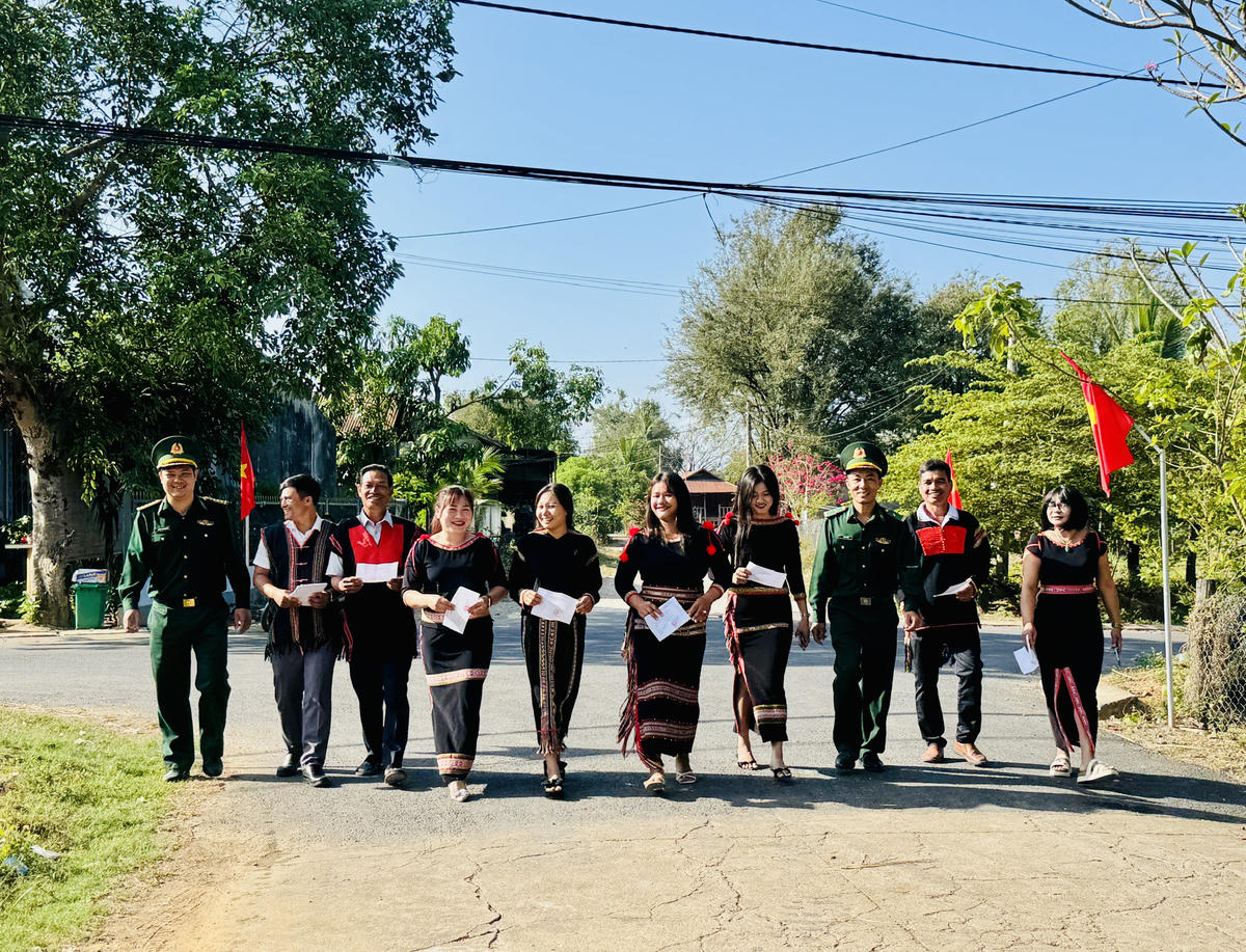 Bà con xã biên giới Buôn Đôn trong trang phục truyền thống, nô nức đi thực hiện quyền và nghĩa vụ công dân Ảnh: Thanh Nga.