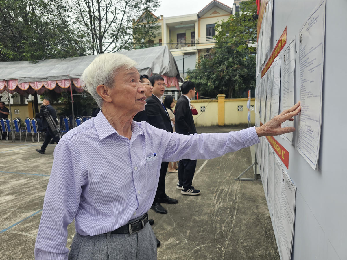 Ông Đặng Đức Vượng xem danh sách các ứng cử viên trước khi bỏ phiếu. Ảnh: Đình Minh