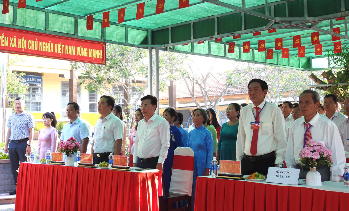Tổ bầu cử ở ấp Phước Hưng 1 tổ chức lễ khai mạc. Ảnh: Đ.Xá.&nbsp;