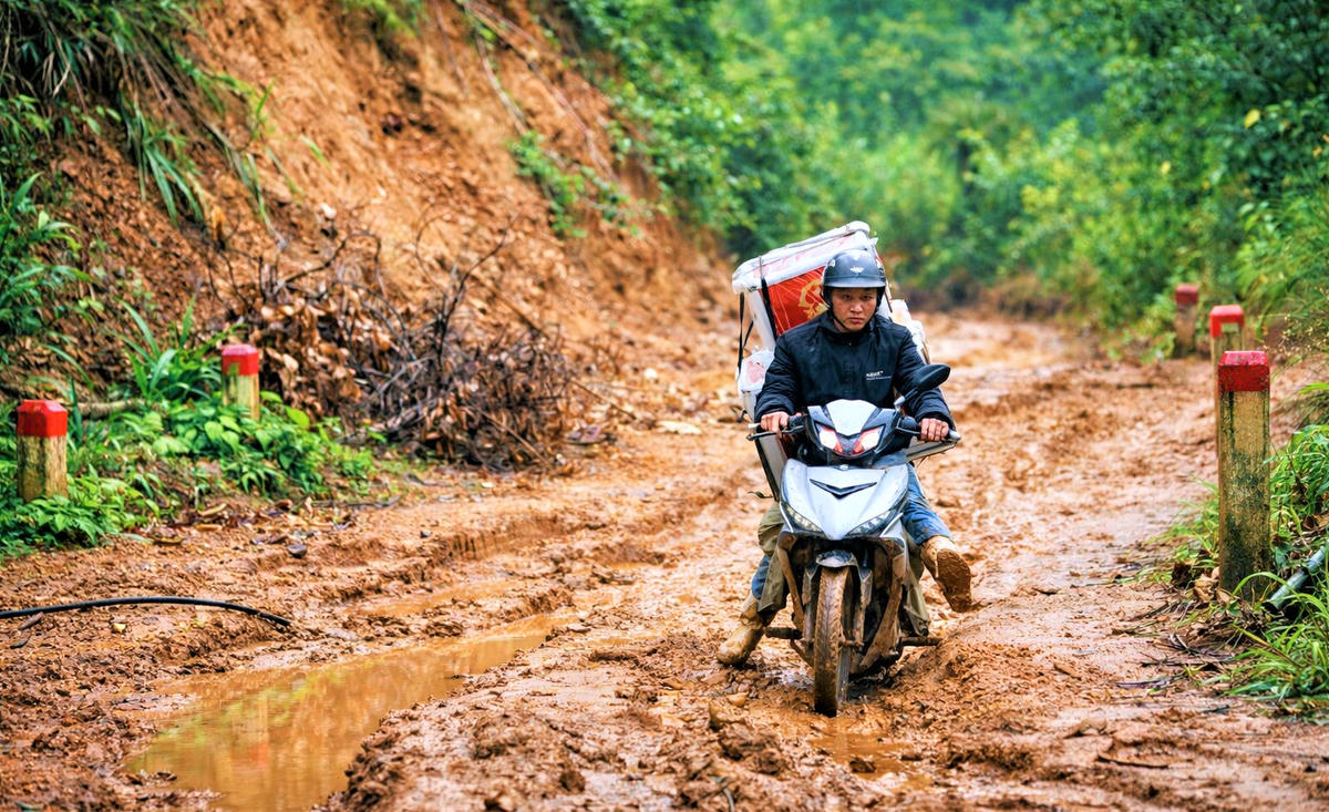 Chính quyền xã Trà Leng đưa hòm phiếu đến tận tay cử tri. Ảnh: CV.