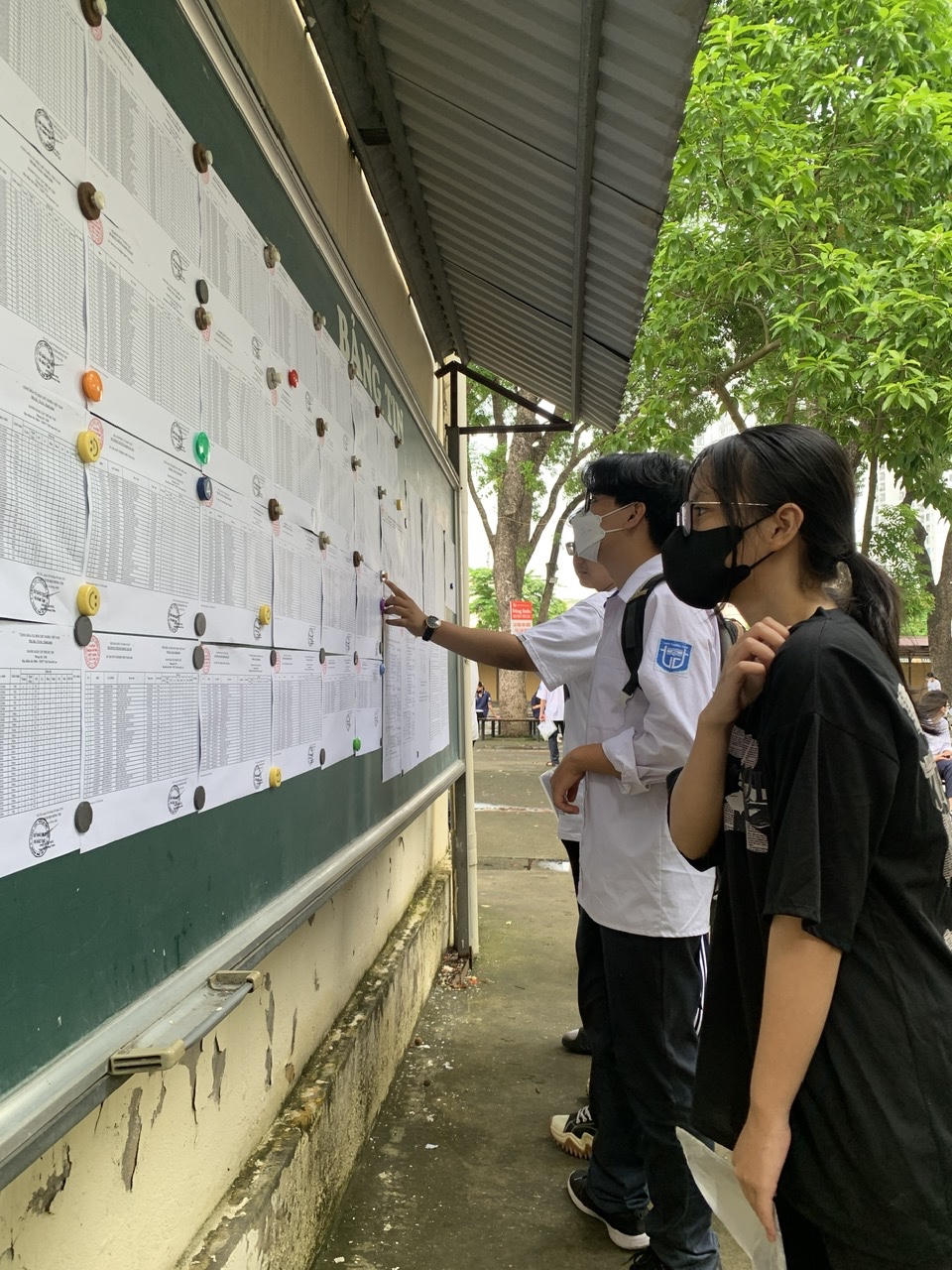 Thí sinh kiểm tra thông tin trước khi dự thi vào lớp 10 THPT năm học 2025-2026. 	Ảnh: Lan Anh.