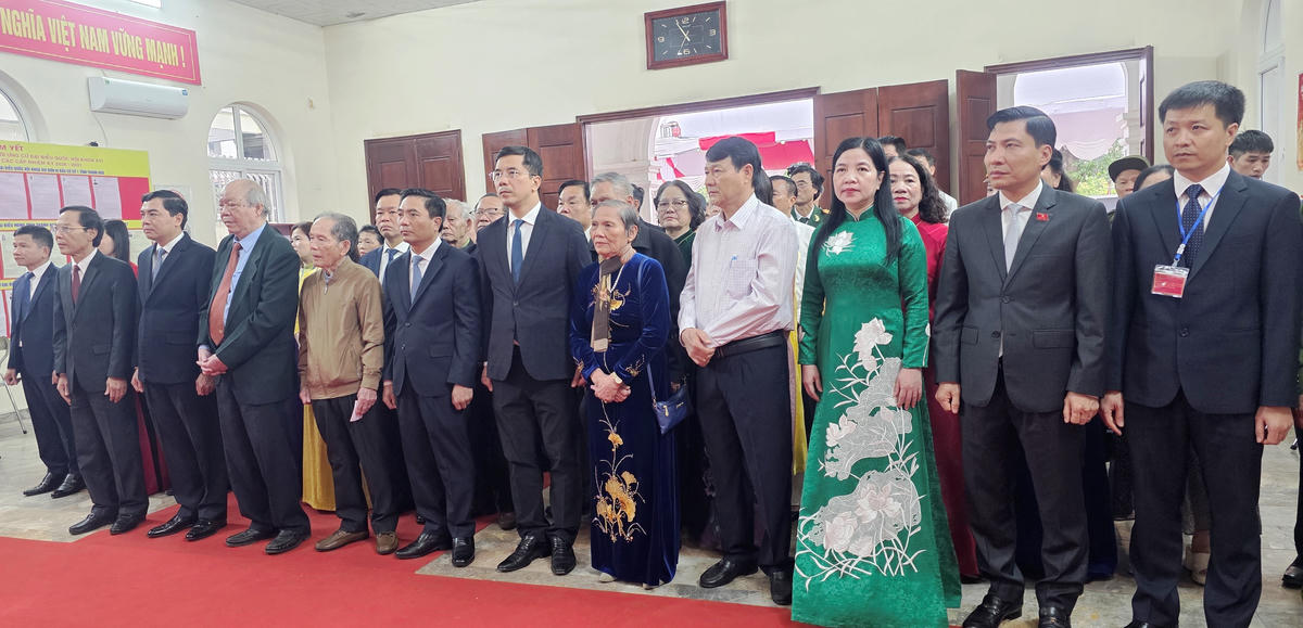 Đúng 7h sáng, tại điểm bầu cử số 58, phường Hạc Thành, các lãnh đạo chủ chốt tỉnh Thanh Hóa cùng đông đảo cử tri nhân dân khu phố Bình Minh đã trọng thể khai mạc ngày bầu cử. Ảnh: Nguyễn Chung.