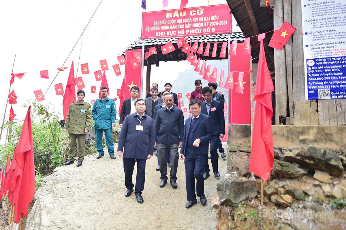 Ông Ma Thế Hồng, Phó Bí thư Tỉnh ủy, Chủ tịch Ủy ban MTTQ Việt Nam tỉnh kiểm tra, nắm tình hình công tác bầu cử tại xã Cán Tỷ. Ảnh: Báo Tuyên Quang