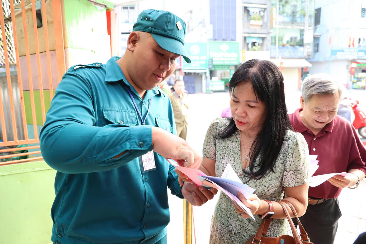 Các cán bộ, chiến sĩ, lực lượng dân quân tự vệ đã đảm bảo an toàn cho các điểm bỏ phiếu trên địa bàn thành phố. Ảnh: Hồng Phúc.