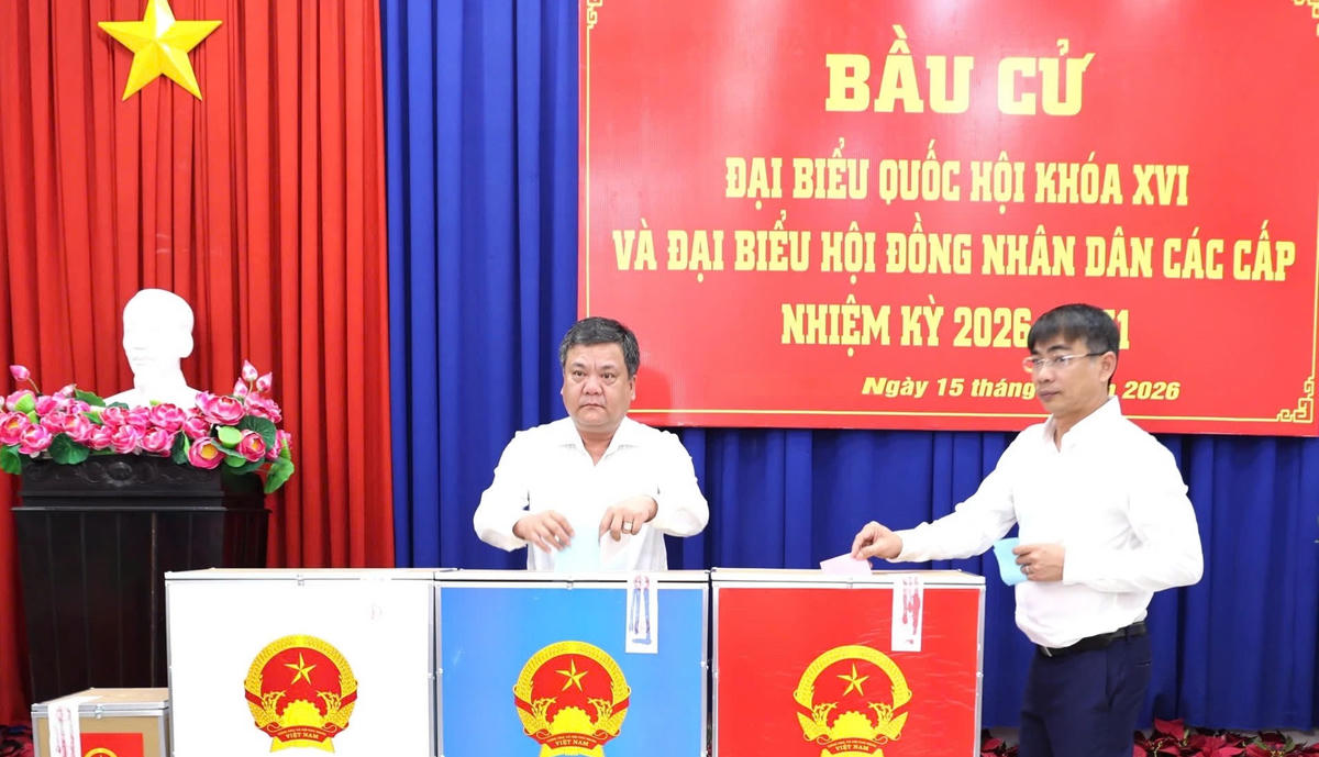 Ông Trần Phong, Phó Bí thư Tỉnh ủy, Chủ tịch UBND tỉnh, Phó Trưởng ban Chỉ đạo Bầu cử tỉnh, Chủ tịch Ủy ban Bầu cử tỉnh Khánh Hòa  bỏ lá phiếu đầu tiên tại Khu vực bầu cử số 14, phường Nha Trang. Ảnh X.H