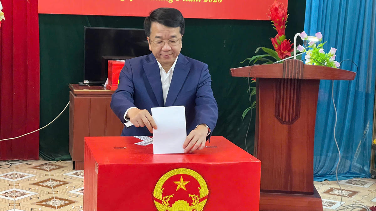 Chủ tịch UBND tỉnh Ninh Bình Nguyễn Thanh Bình bỏ phiếu tại tổ bầu cử số 27. Ảnh: Đình Minh