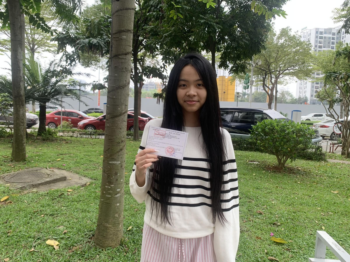 Cử tri trẻ Phạm Nhật Thủy Tiên (sinh năm 2007), sinh viên Học viện Ngân hàng, bày tỏ niềm tin và kỳ vọng đối với các đại biểu được bầu. Thủy Tiên chia sẻ: “Lần đầu tiên tham gia bầu cử, tôi mong muốn lựa chọn được những đại biểu có đủ năng lực và tâm huyết để đại diện cho tiếng nói của người dân, từ đó đóng góp vào sự phát triển của Thủ đô cũng như của đất nước ngày càng giàu đẹp, văn minh hơn”.